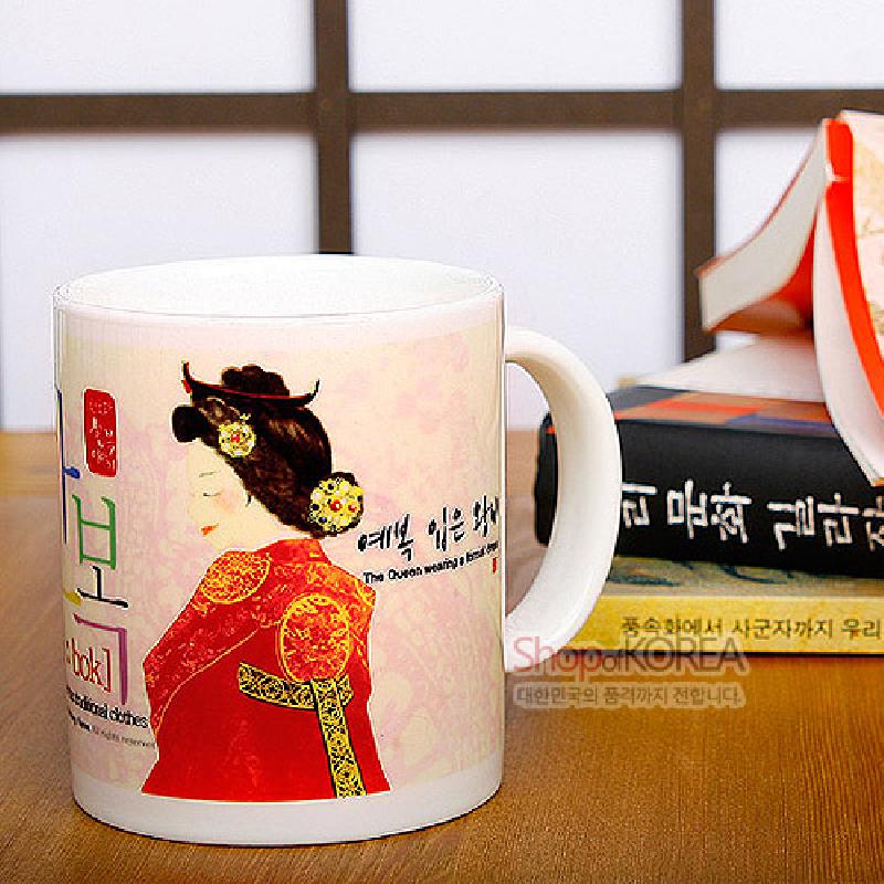 한복 예복을 입은 왕비를 화려한 적색과 금색으로 인쇄한 도자기 머그컵.