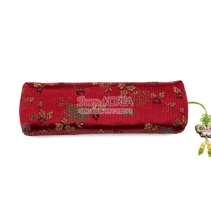 적갈색 누비 비단 재질에 금색과 다채로운 꽃·잎 문양이 수놓인 전통 필통, 매듭장식 장식.