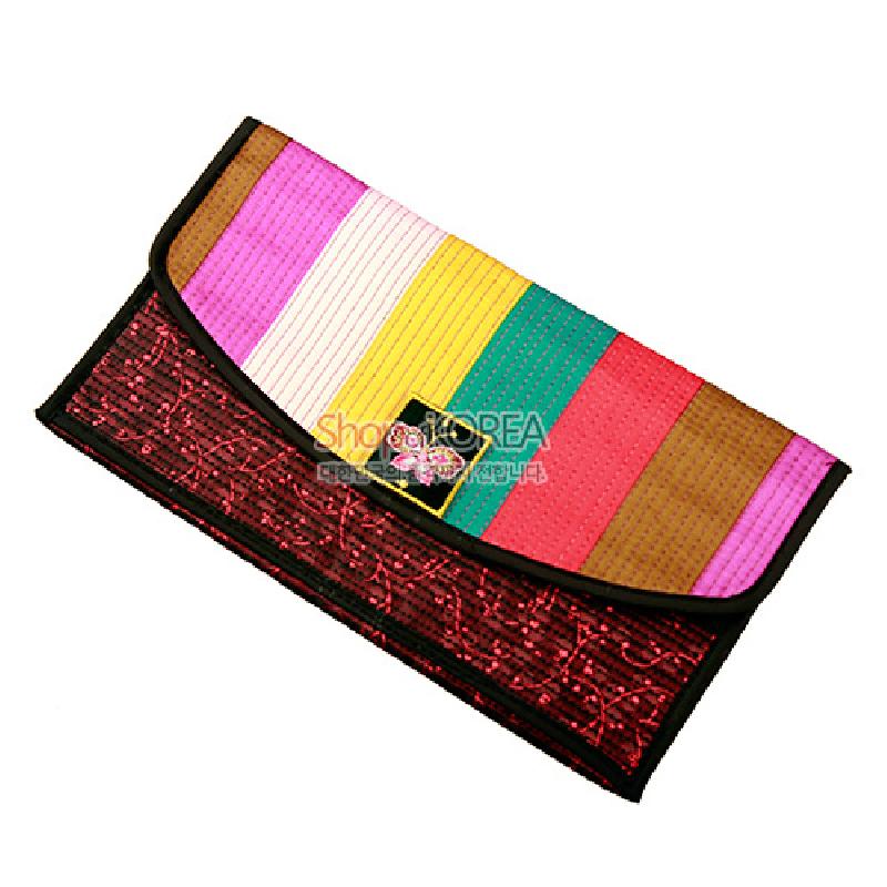 누비 기법으로 제작된 흑색 테두리 장지갑, 전면 색동 비단 배색과 하단 붉은 자수 문양이 조화를 이룬 디자인.