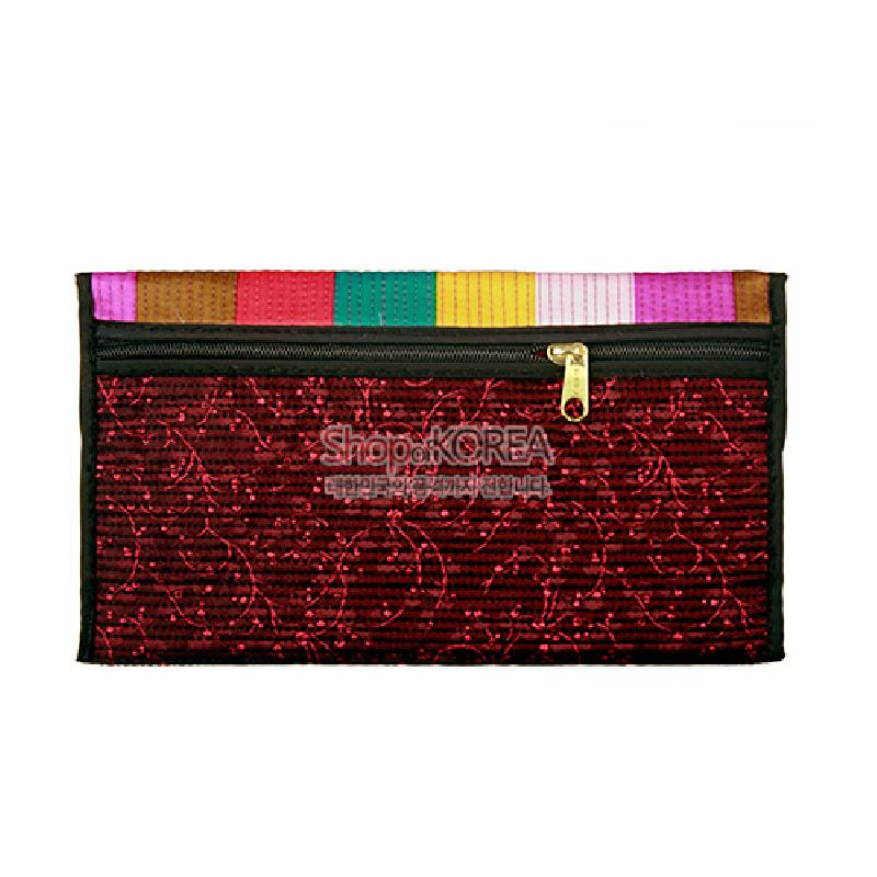 빨간 누빔 비단 바탕에 잔꽃 무늬 자수와 윗부분 색동 천 장식, 금속 지퍼 장식이 어우러진 장지갑.