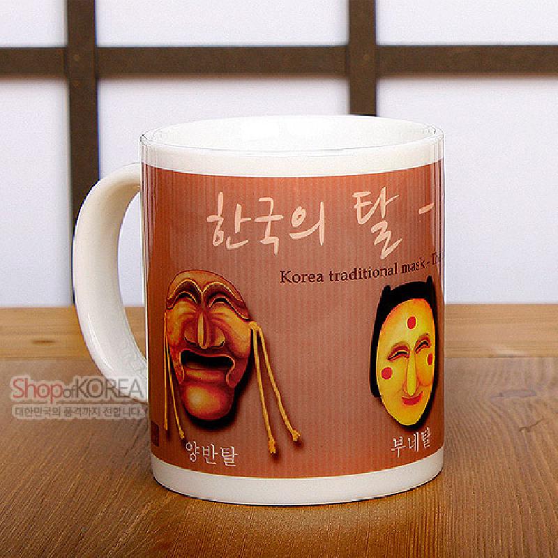 전면에 하회탈 양반탈·부네탈 문양을 인쇄한 도자기 재질의 머그컵.