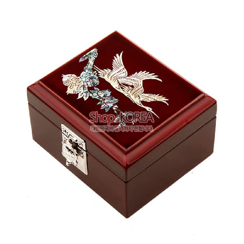 붉은 옻칠 바탕 위 자개 상감 쌍학과 화조 문양이 장식된 사각형 보석함. 붉은 옻칠 바탕 위 자개 상감 쌍학과 화조 문양이 장식된 사각형 보석함.