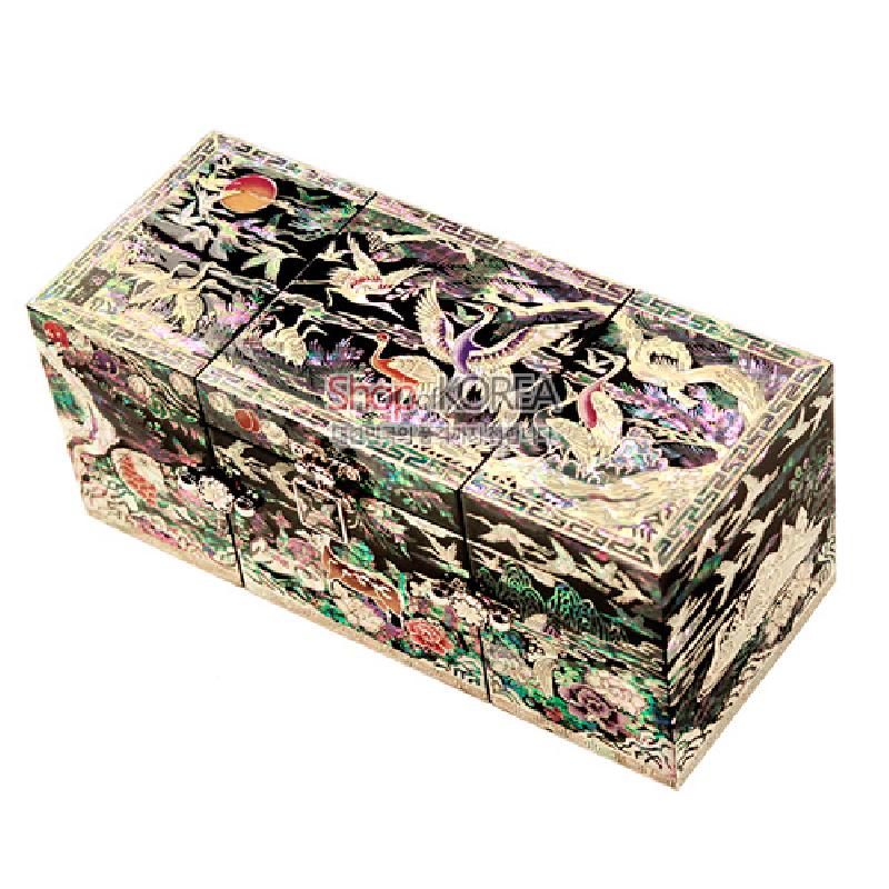 흑색 옻칠 바탕에 자개 상감 기법으로 학과 소나무 장생도 문양을 섬세하게 표현한 3폭 쌍합보석함.