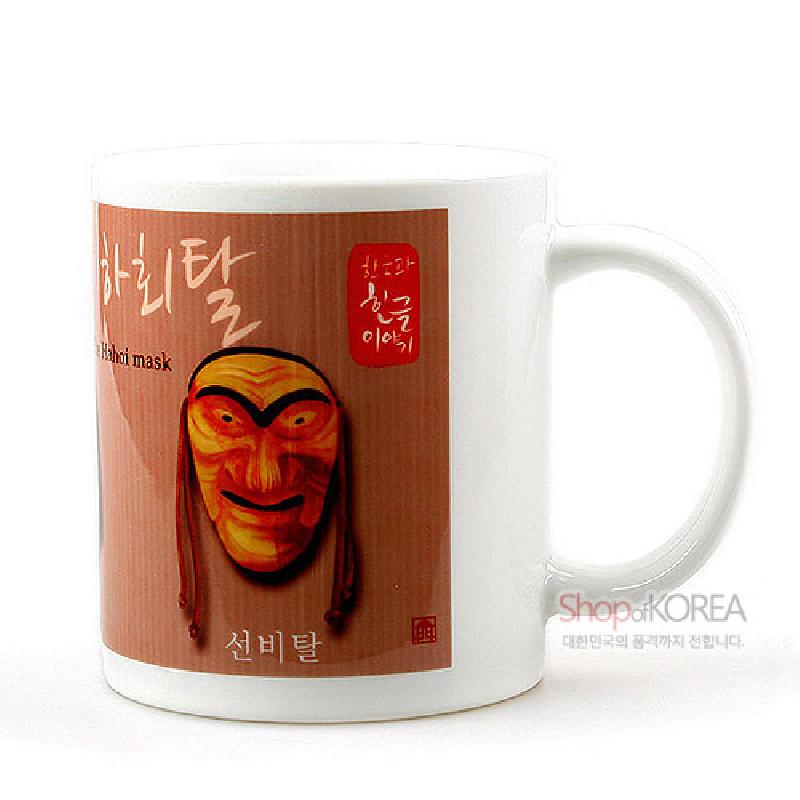 하회탈 목각 가면 이미지를 갈색 톤으로 인쇄한 흰색 도자기 머그컵.