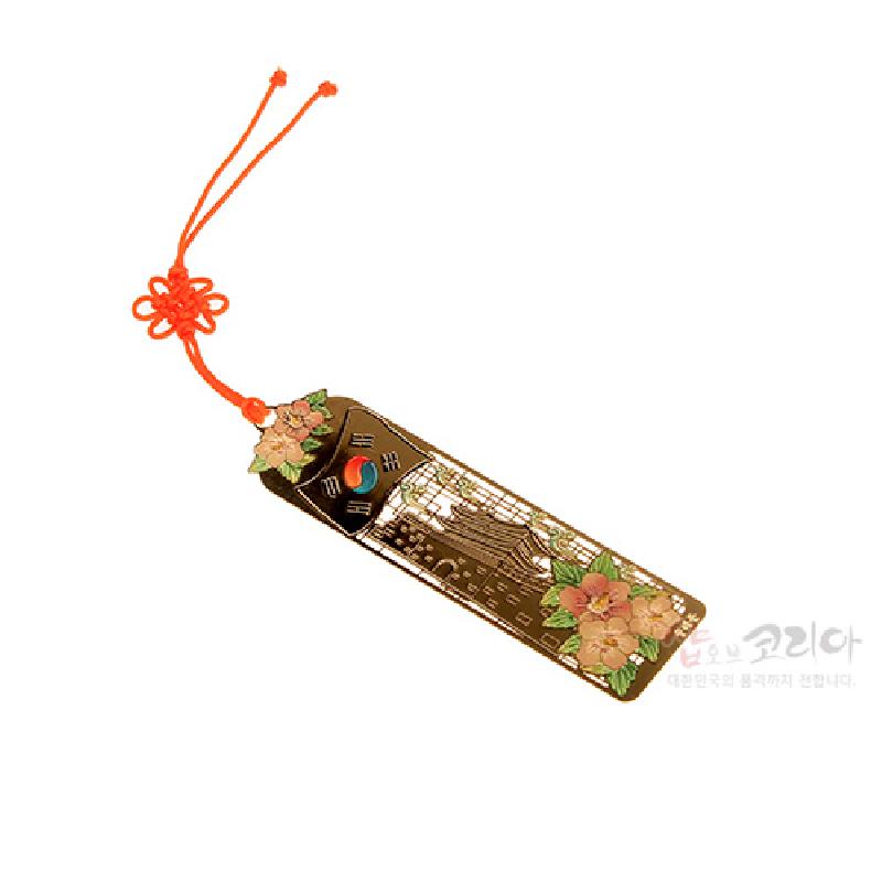 금속 재질에 나남대문 선과 태극기, 무궁화 문양을 금장으로 표현하고 붉은 전통 매듭 끈을 더한 책갈피.