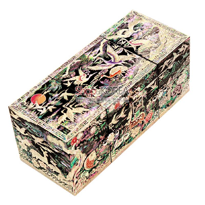 흑색 옻칠 바탕에 자개 상감 기법으로 장생도 학과 소나무, 해와 구름 문양을 섬세하게 표현한 3폭 쌍합 보석함.