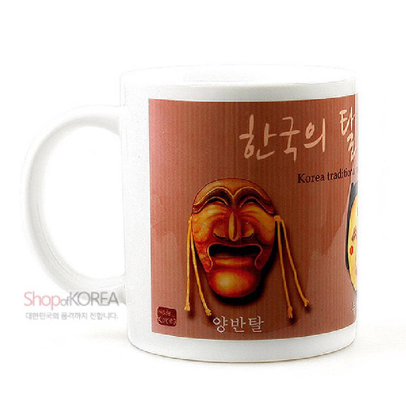 하회탈 이미지를 인쇄한 세라믹 머그컵, 갈색톤 배경과 한글 서체 장식이 특징인 디자인.