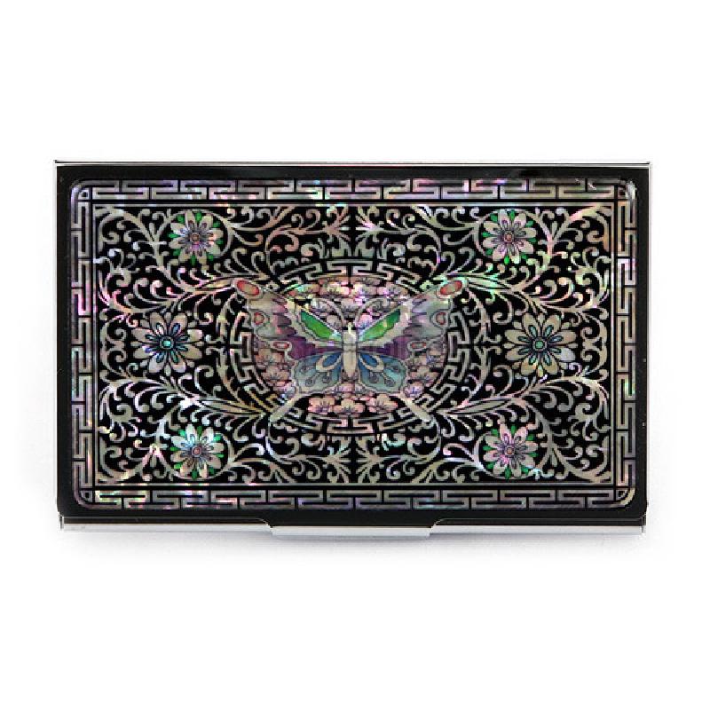 흑색 바탕 위 자개 상감 기법으로 나비와 당초·꽃 문양을 섬세하게 표현한 금속 명함집.