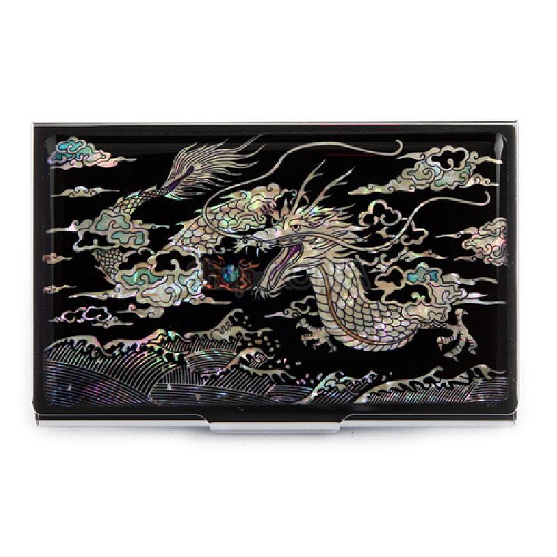 용 나전칠기 명함집, 검은 바탕에 여의주를 문 용이 구름 사이를 나는 모습을 자개로 표현