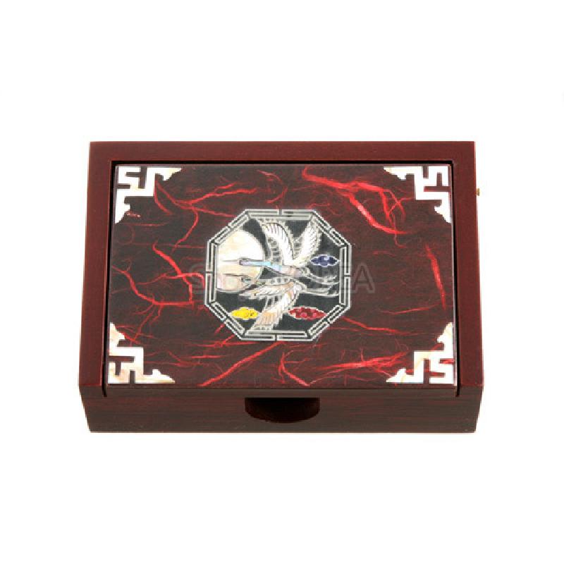 적색 한지 배경 위 자개 상감 학 문양과 팔각 테두리, 모서리 백색 전통 문양 장식의 목재 명함함.