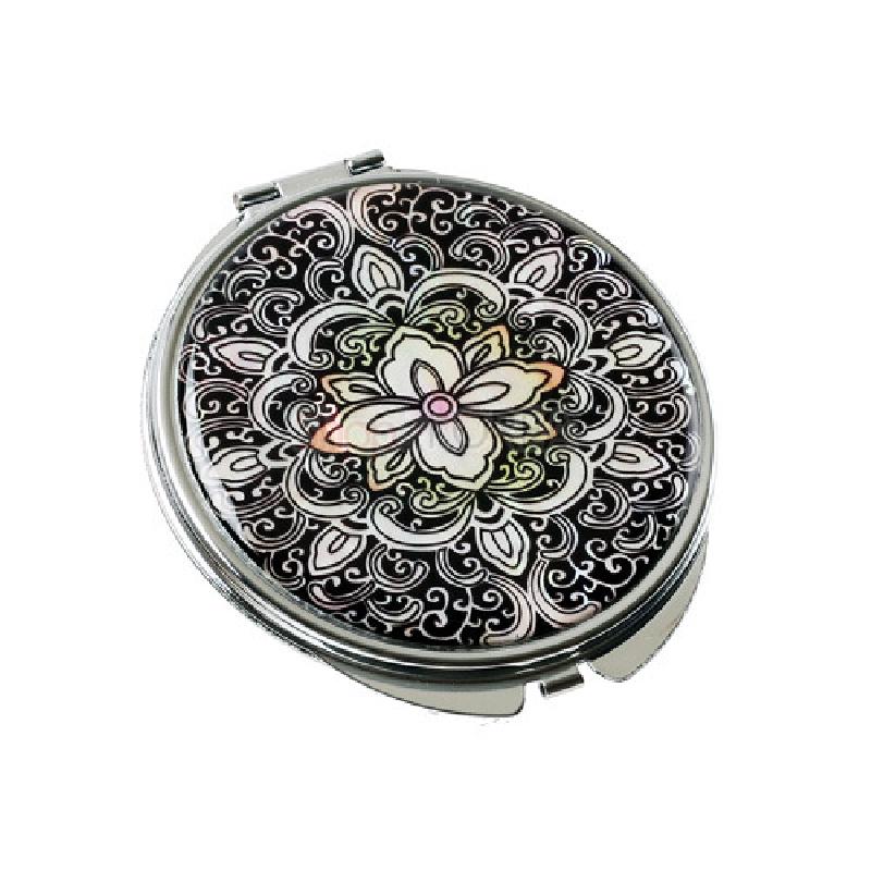 자개로 연꽃문과 화려한 당초문을 넣은 원형 손거울로, 흑색 바탕에 은빛·오팔색이 조화를 이룬 금속 재질 제품