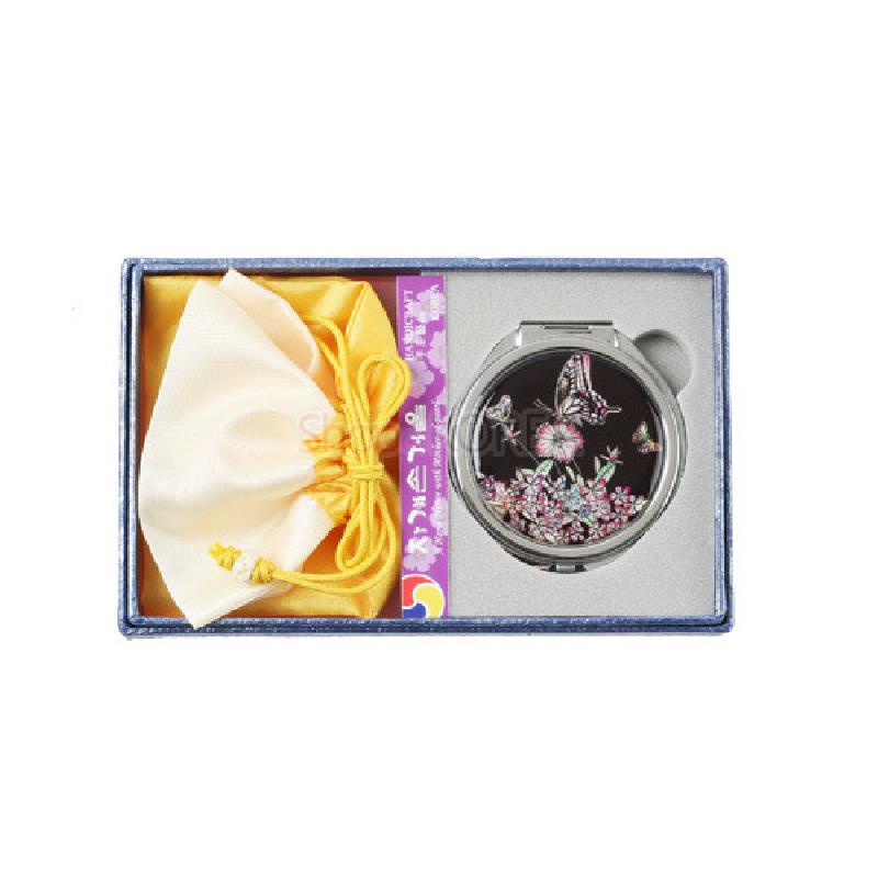 검은 바탕에 자개 상감으로 호랑나비와 꽃 문양을 새긴 금속 접이식 손거울과 주머니 세트