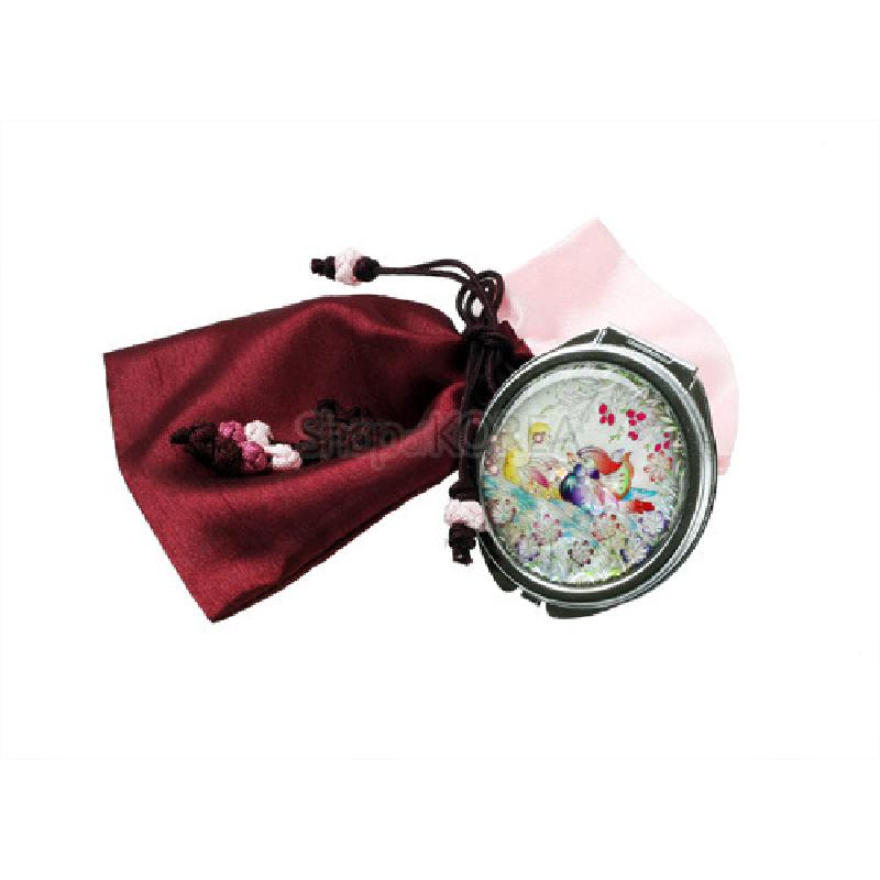 자개 상감 기법으로 원앙과 꽃문양을 새긴 금속 거울과 붉은 비단 주머니 구성의 전통 소품