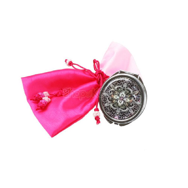 자개 연꽃문을 정교하게 새긴 금속 손거울과 분홍색 비단 주머니 세트.