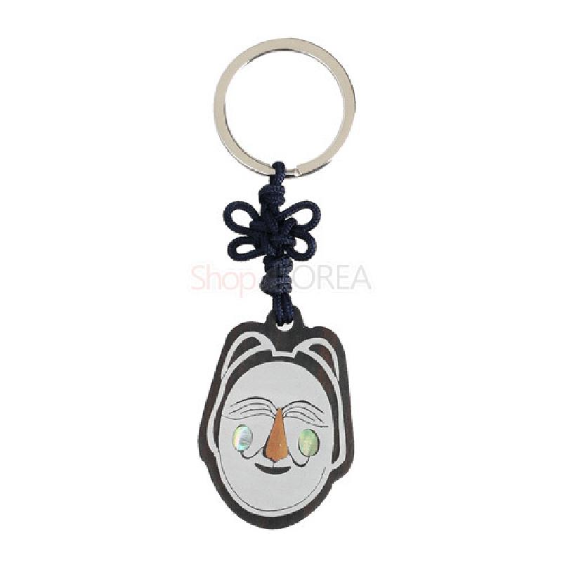 흑단으로 만든 부네탈 모양 열쇠고리로, 자개 장식과 선각 얼굴 문양, 남색 매듭 끈과 은색 링이 조화된 디자인