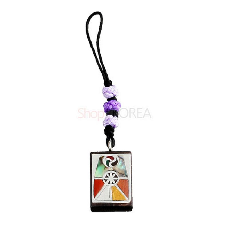 흑단 바탕에 자개 상감 방패연 문양이 들어간 직사각 펜던트와 연보라 전통 매듭 장식 열쇠고리.