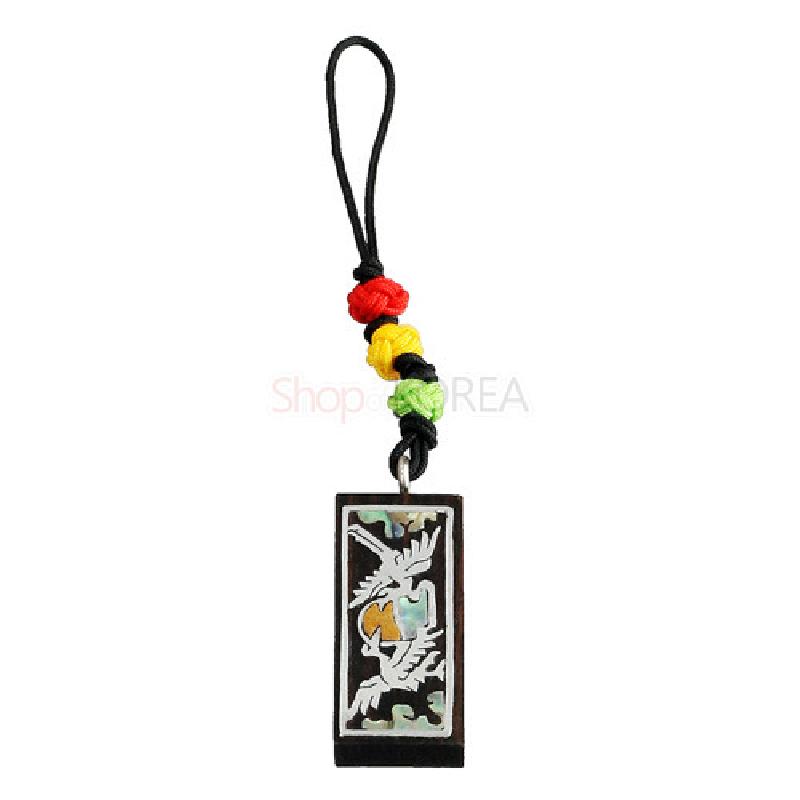흑단 바탕에 자개 상감으로 운학 문양을 넣은 직사각형 장식과 오방색 매듭 끈이 어우러진 열쇠고리.