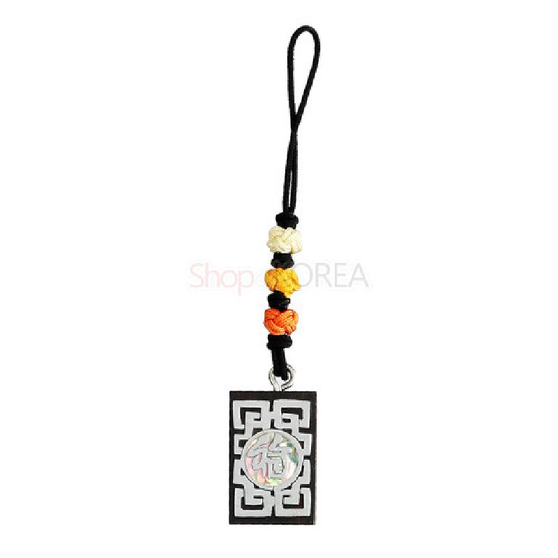 흑단 장식판에 칠보풍 복문과 자개 장식을 넣고, 황·주황·아이보리 매듭을 더한 전통 열쇠고리