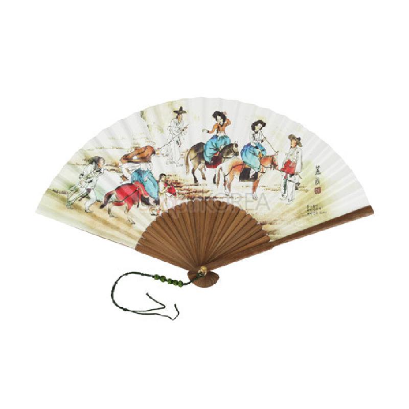 한지 위에 신윤복 연소답청 풍속화를 채색한 접선, 갈색 대나무살과 녹색 구슬 매듭 장식이 있는 부채.