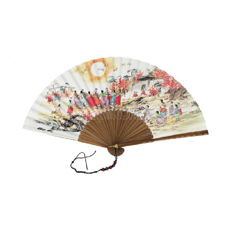 강강술래 장면을 담은 채색 수묵화 종이부채와 나무 살, 컬러 매듭 장식이 특징인 전통 선풍기.