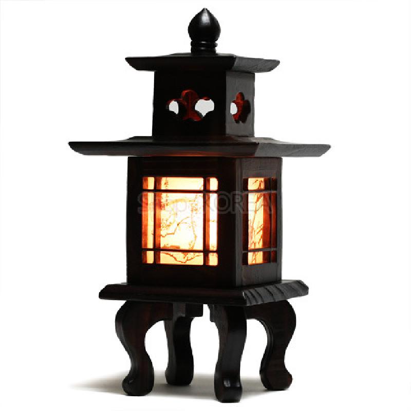 짙은 색 목재로 제작된 이층 구조의 미니 좌등, 한지 창호지와 격자 문양, 곡선 다리 장식이 조화를 이룬 조형 등.