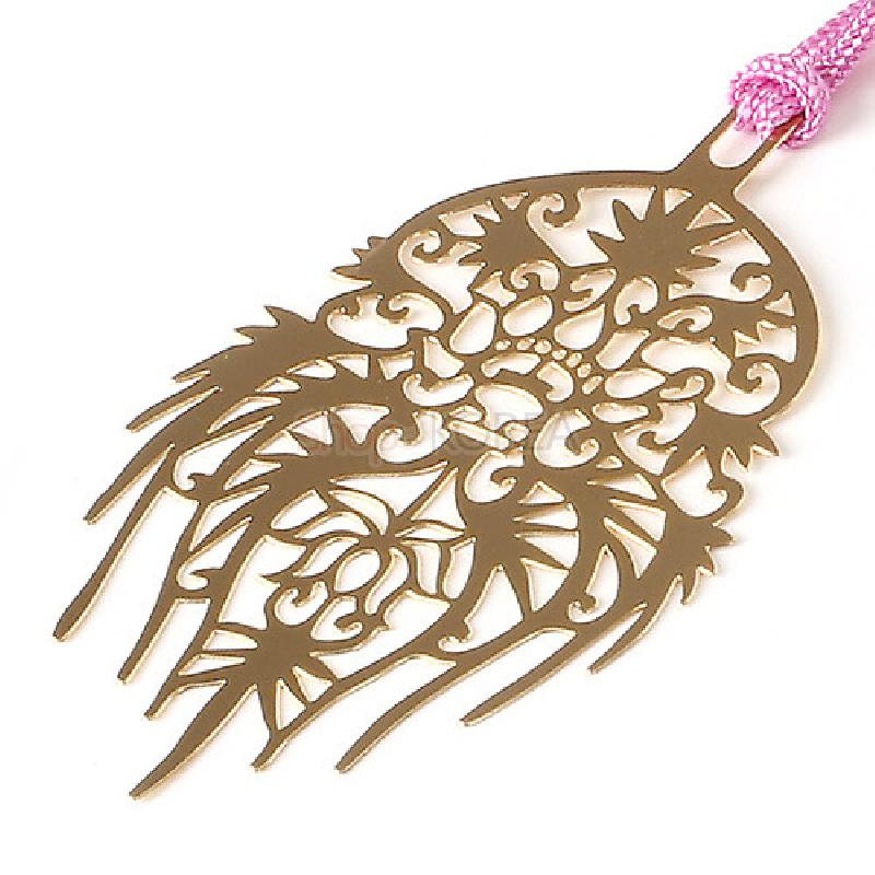 금장 금속 재질에 섬세한 투각 기법으로 연꽃과 덩굴 문양을 표현하고 분홍색 끈 장식을 더한 책갈피.