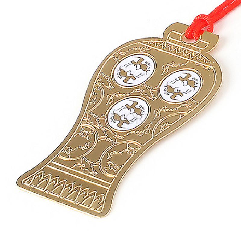 금속 재질 위 금장 마감과 청자매병 형상, 백색 타원 안 박쥐 문양이 배치된 장식 책갈피.