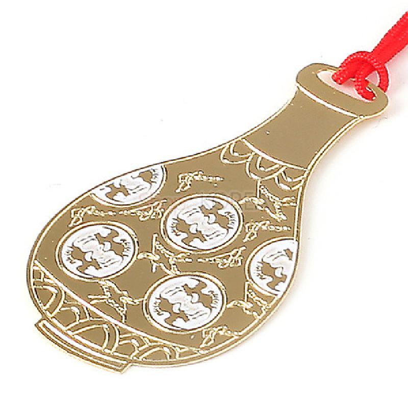 금장 금속 재질에 청자 주병 형태를 본뜬 실루엣과 백색 원형 문양, 붉은 끈 장식이 어우러진 책갈피.