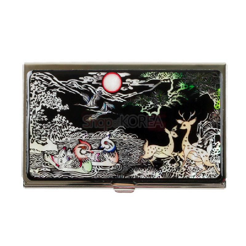 자개 상감 기법으로 원앙과 사슴, 소나무 문양을 넣은 금속 명함집으로, 검은 바탕에 오색 자개빛이 돋보인다.