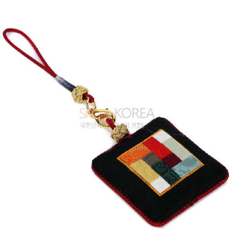 검정 비단 바탕에 다채로운 색상의 조각보 누비 문양이 더해진 사각 장식 열쇠고리. 검정 비단 바탕에 다채로운 색상의 조각보 누비 문양이 더해진 사각 장식 열쇠고리.