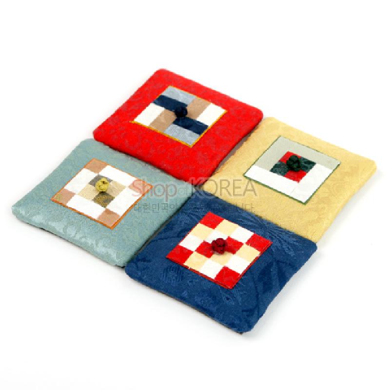 비단 재질에 전통 조각보 기법으로 사각 패치와 색실 매듭 장식을 더한 자석 코스터형 장식.