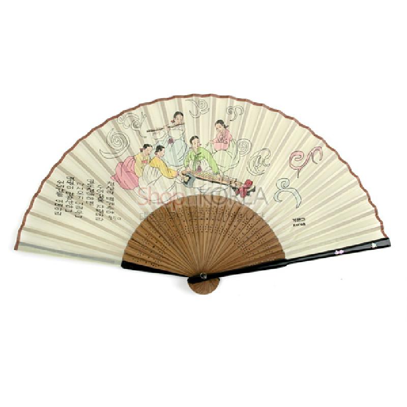 한지 소재에 거문고 연주 장면과 한글 서예가 채색된 그림, 나뭇결 살대와 섬세한 천공 무늬가 조화된 전통 접선.