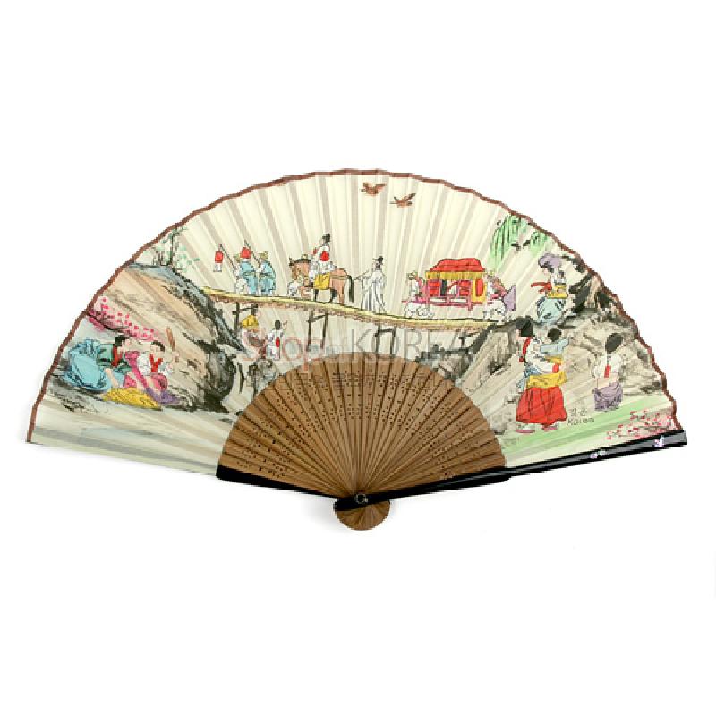 종이와 대나무로 제작된 접선, 전면에 혼례 행렬을 그린 수묵담채화와 다채로운 한복 색채가 특징인 민속부채.