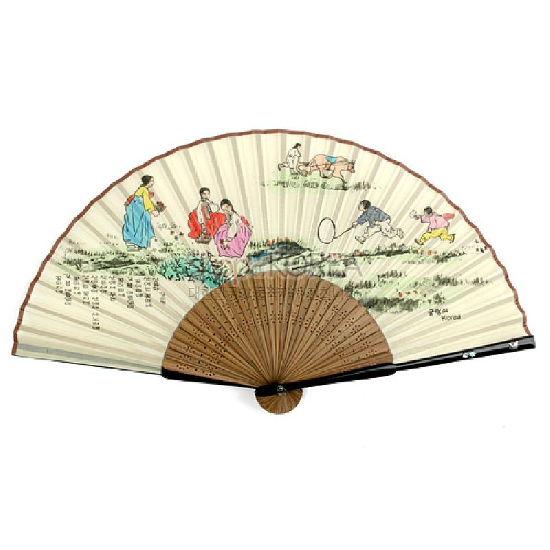 나무살 위에 한지 부채살을 펼친 구조, 전통 복식 인물과 굴렁쇠 놀이 장면을 담은 채색 민화풍 그림과 한글 글귀가 특징인 접선.