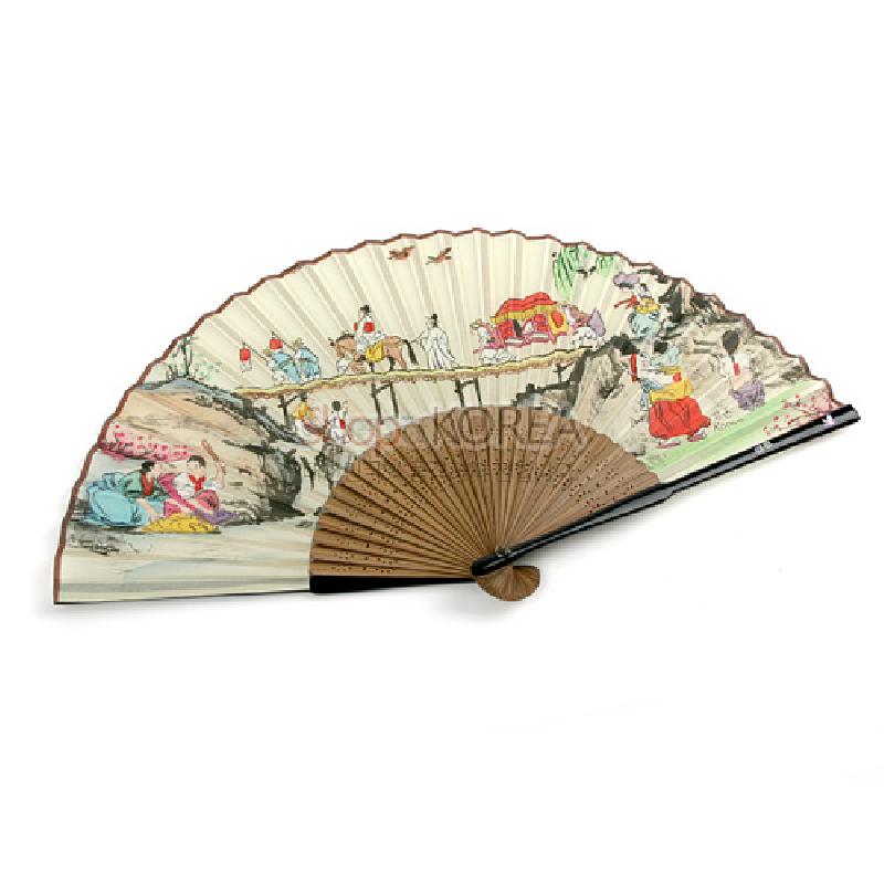 종이와 대나무 살대로 제작된 부채, 혼례 행렬과 전통 복식 인물을 채색한 민속풍 경물 문양이 펼쳐진 디자인.