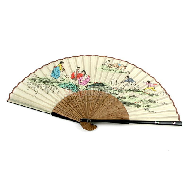 대나무 살과 종이 재질, 전통 민속놀이 장면과 한글 서예가 채색으로 표현된 접선형 부채.