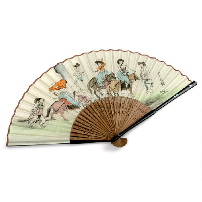 한지 재질에 전통 인물과 말 그림이 그려진 채색 민화 문양, 나무살의 천공 장식이 특징인 접선. 한지 재질에 전통 인물과 말 그림이 그려진 채색 민화 문양, 나무살의 천공 장식이 특징인 접선.