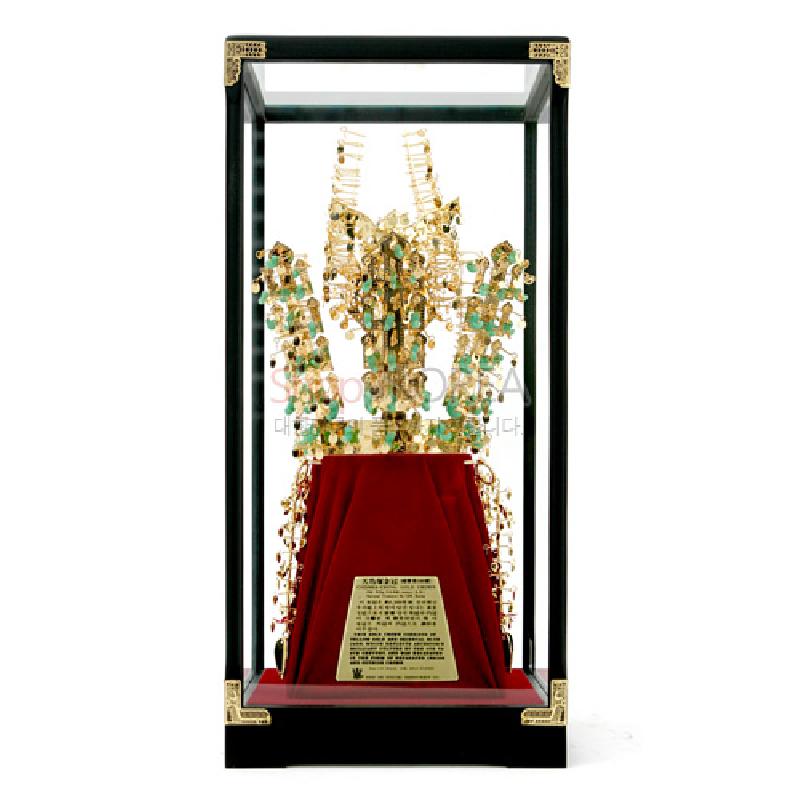 금속과 옥 장식을 사용한 천마총 금관 실물 재현품, 붉은 비단받침과 유리 진열 케이스 구성.