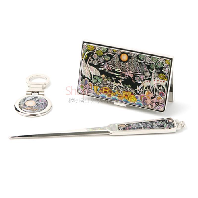 자개 상감 기법으로 신십장생과 꽃무늬를 세밀하게 표현한 금속 명함집, 책갈피, 키링 3종 세트.