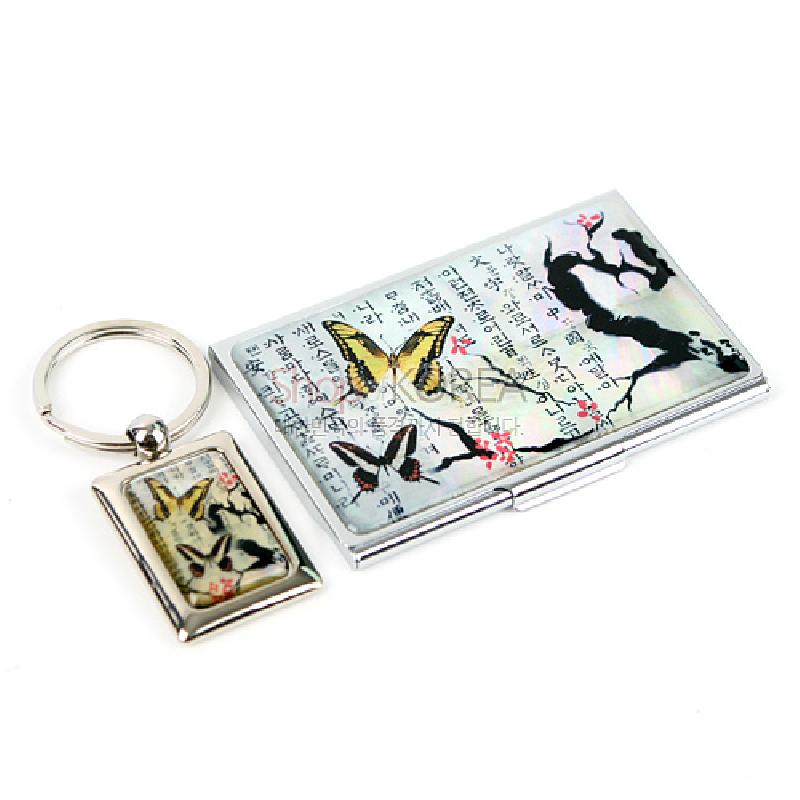 자개 바탕에 매화나비와 한글 서체를 상감한 은빛 금속 명함집과 열쇠고리 2종 세트. 자개 바탕에 매화나비와 한글 서체를 상감한 은빛 금속 명함집과 열쇠고리 2종 세트.