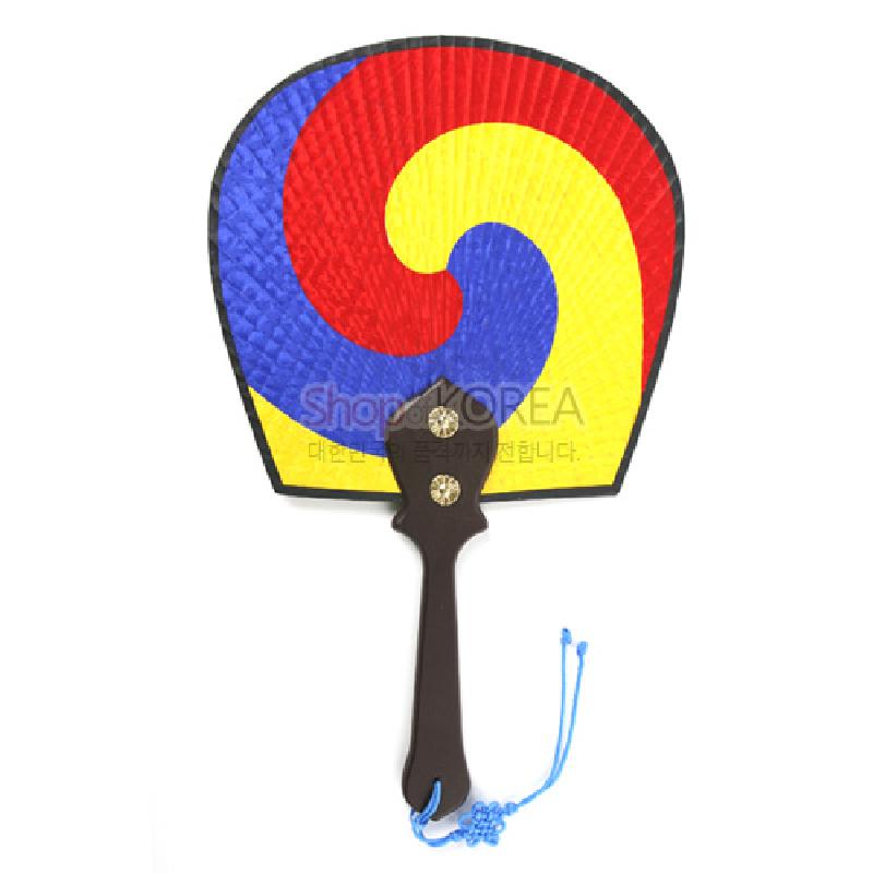 붉은·파란·노란 삼색 태극 문양과 짜임무늬 부채살, 나무 손잡이와 장식 매듭이 어우러진 전통 부채.