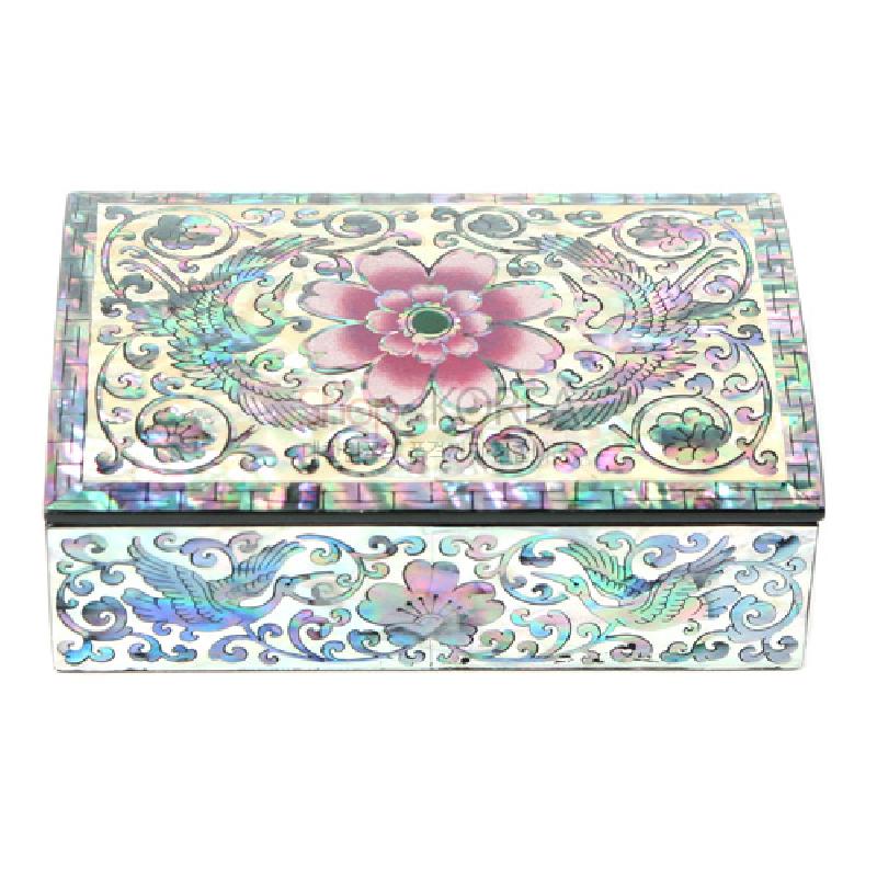 흑색 옻칠 바탕에 자개 상감 기법으로 당초무늬와 쌍학, 연꽃을 화려하게 장식한 명함함.