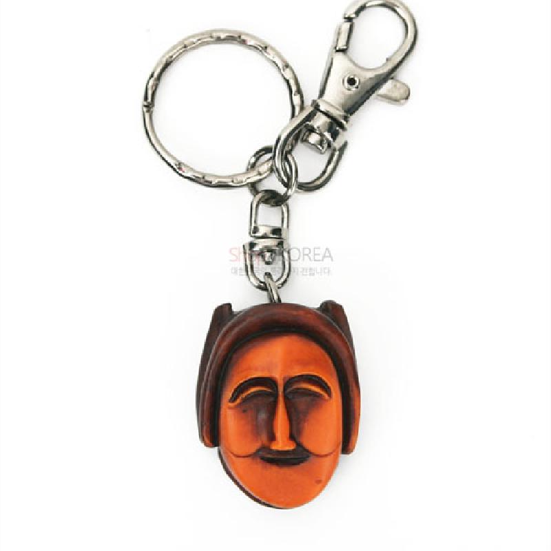 갈색과 주황색 조화의 부네탈 형태 목조 마스크 장식, 은색 금속 체인과 고리 구조 열쇠고리.