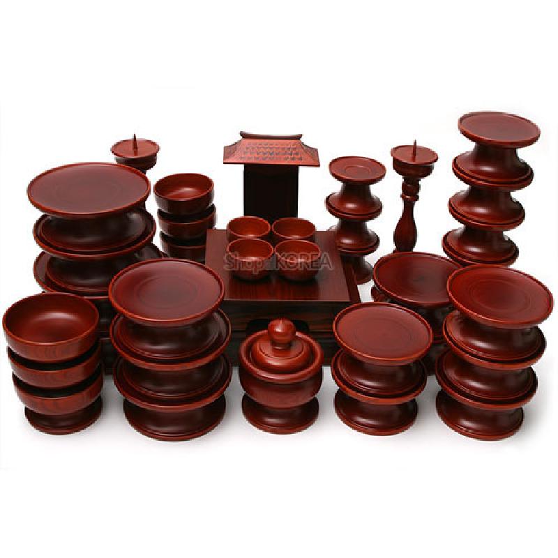 붉은 갈색 옻칠 마감의 목제 제기 세트, 다양한 크기의 접시와 그릇, 촛대·향로가 조화를 이루는 구성.
