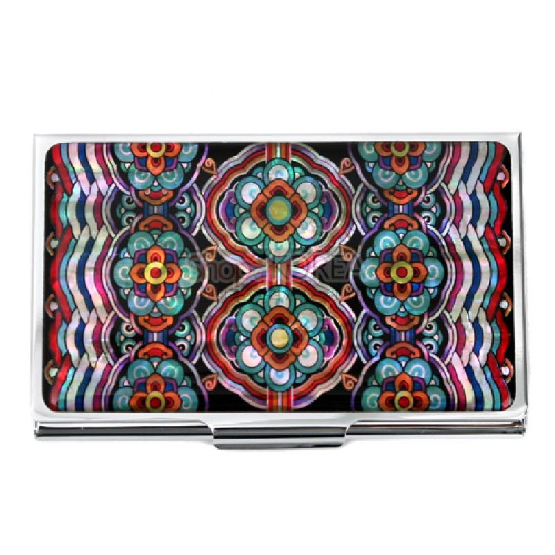 자개 상감 기법으로 표현한 기와 단청 문양과 다채로운 적청록색 조화가 돋보이는 금속 명함집.