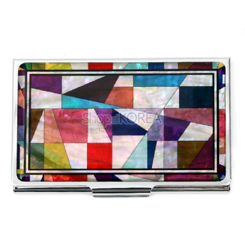 자개와 금속 재질 위에 다양한 색상의 조각보 기하학 패턴이 상감된 직사각형 명함집.