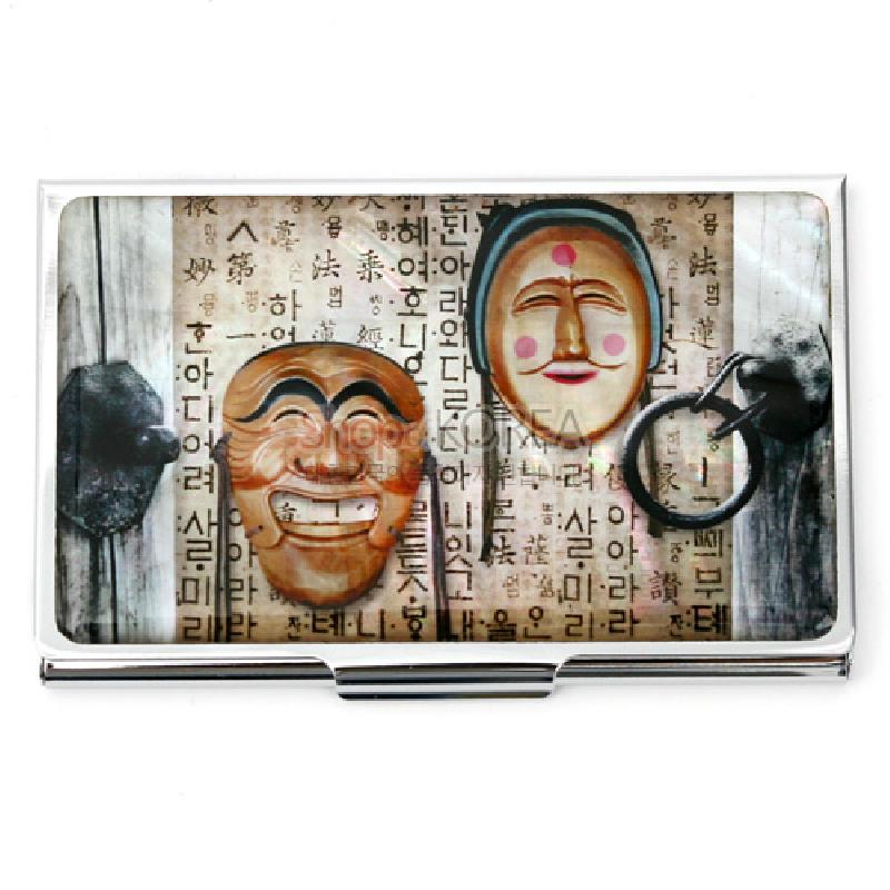 자개 느낌의 광택 표면에 하회탈 그림과 한글 배경을 인쇄한 금속 명함집.