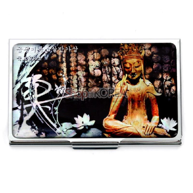 금속 재질 위 미륵보살반가상과 연꽃, 전각 배경이 인쇄된 다크 톤 색감의 명함집.