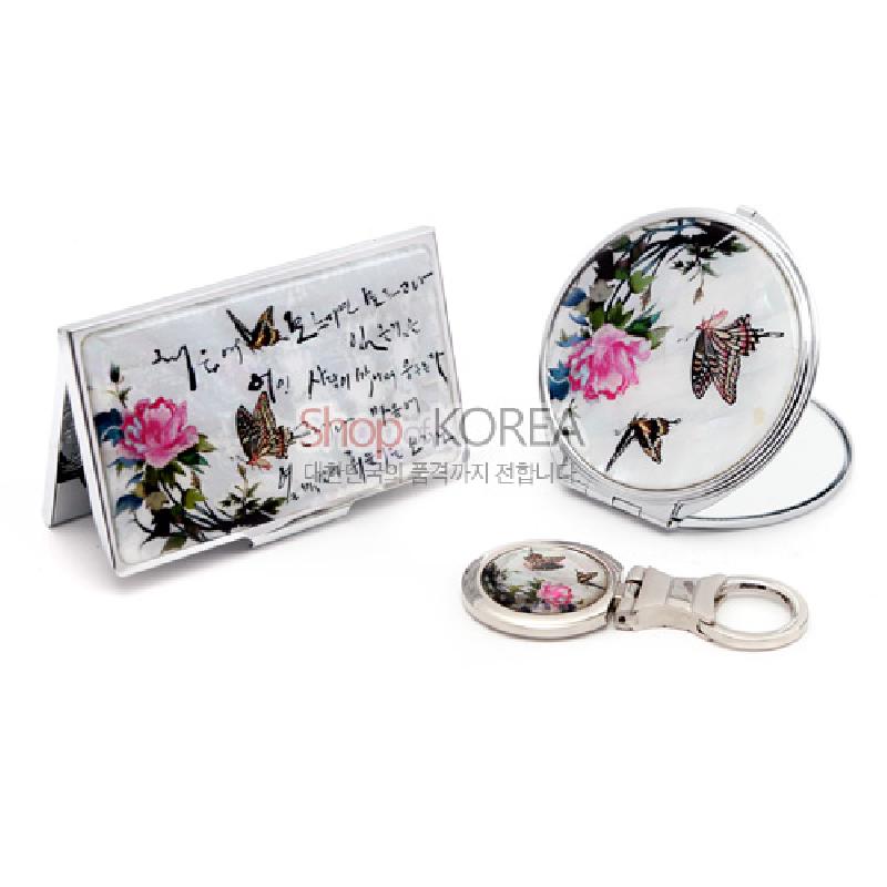 자개 장식 금속 케이스에 옻칠된 바탕, 붉은 모란과 나비 문양, 서예 글귀가 어우러진 명함·손거울 세트.