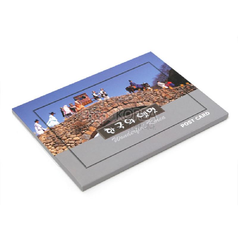 전통 한복 차림 인물과 돌다리 풍경 사진이 인쇄된 엽서 세트, 파란 하늘과 회색 테두리 배색 디자인.